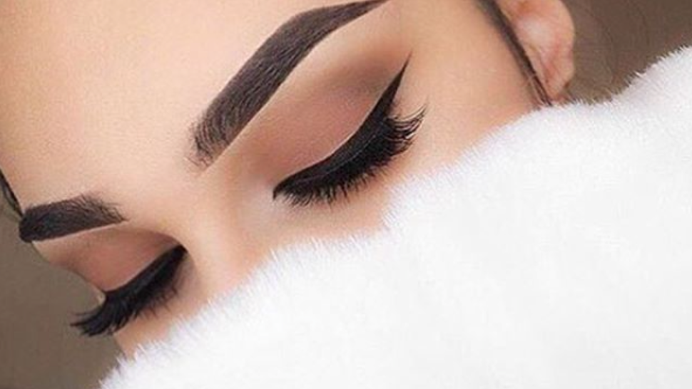 Je možné vytvoriť dlhotrvácny make-up obočia s lacnou kozmetikou?