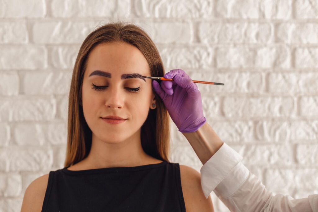 Ako odstrániť hennu z obočia? Zachráňte svoje obočie po jeho nepodarenom farbení hennou